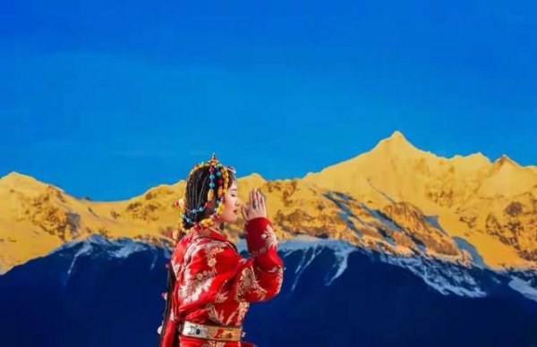 香格里拉雪山叫什么名