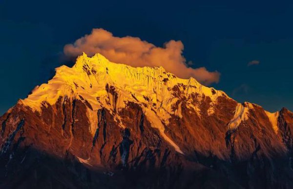 香格里拉雪山叫什么名