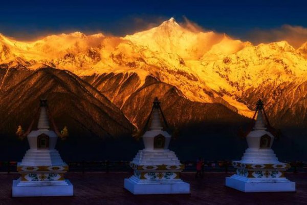 香格里拉雪山叫什么名