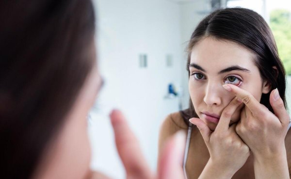 怎么戴隐形眼镜的正确方法