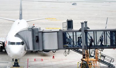 摆渡车是什么意思 机场为什么不用空闲廊桥而用摆渡车