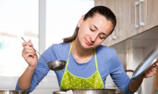 炖脊骨怎么炖好吃 爽口过瘾酸菜炖脊骨家常做法