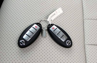 车钥匙在车里面车锁了怎么办 车钥匙被锁在车内处理方法