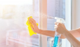 清洗玻璃用什么方法 清洗玻璃的方法