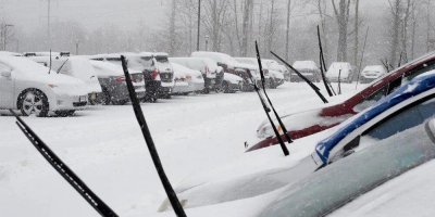 下雪天雨刷器该不该立起来 冬季下雪天雨刷器应该怎么放