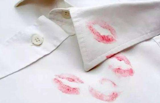 口红蹭到白衣服上用什么可以洗掉