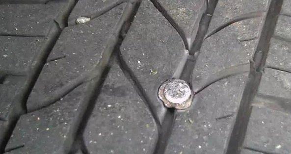 汽车轮胎扎钉子了补胎还是换胎