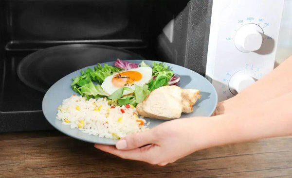 保鲜膜可以放微波炉里加热吗