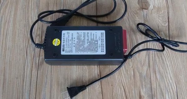 电动车充电器绿灯亮不充电怎么回事