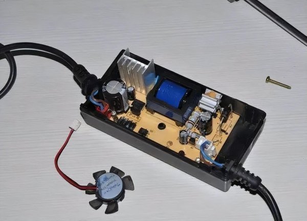 电动车充电器绿灯亮不充电怎么回事