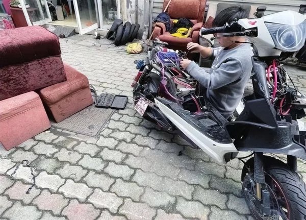 电动车充电器绿灯亮不充电怎么回事