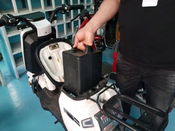 电动车充电器绿灯亮不充电怎么回事