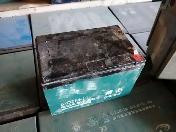 电动车充电器绿灯亮不充电怎么回事