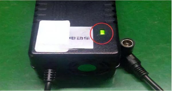 电动车充电器绿灯亮不充电怎么回事