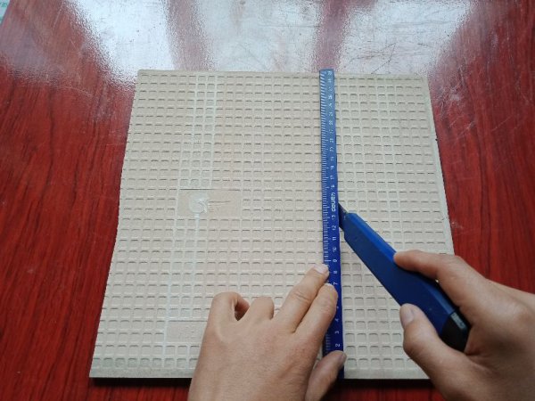 没有切割刀瓷砖简易切割方法