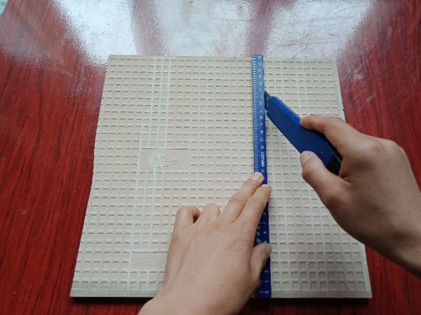 没有切割刀瓷砖简易切割方法