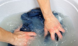 衣服上弄上胶了应该怎么洗 衣服沾上胶水如何处理