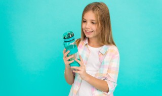 买塑料水杯装热水可以吗 买塑料水杯能装热水吗