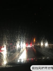 挡风玻璃油膜清除的最佳方法 清除汽车玻璃上油膜小妙招