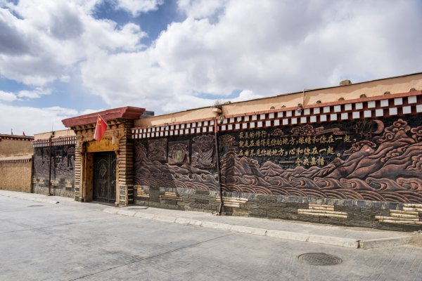 理塘海拔是多少米