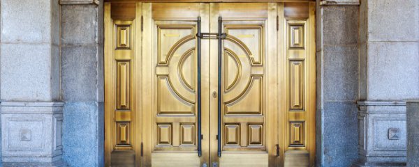 进大门旁边摆件摆什么