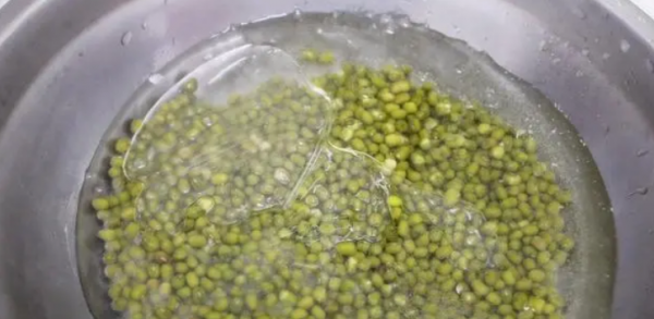 为什么绿豆粥煮出来是红色