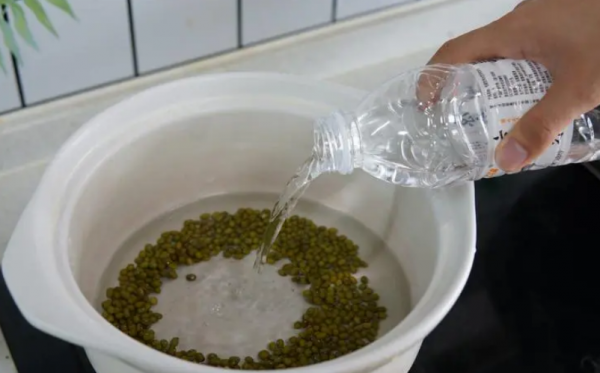 为什么绿豆粥煮出来是红色