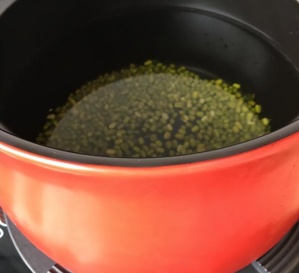 为什么绿豆粥煮出来是红色