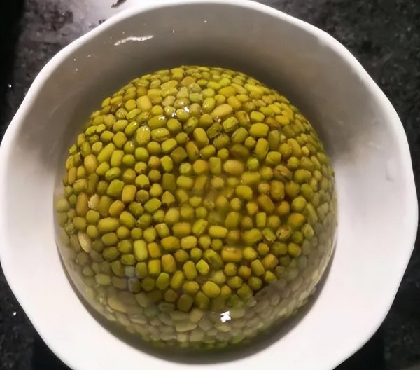 为什么绿豆粥煮出来是红色