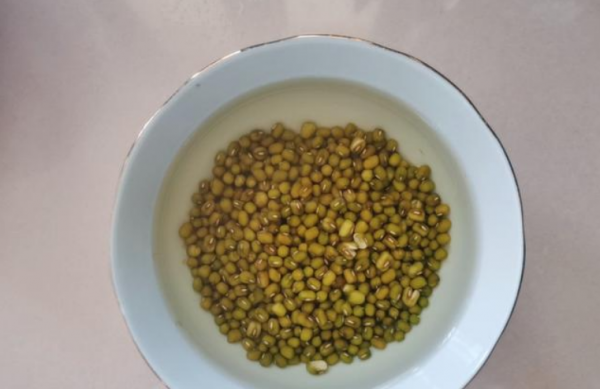 为什么绿豆粥煮出来是红色