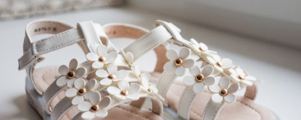 凉鞋发黄怎么清洗变白