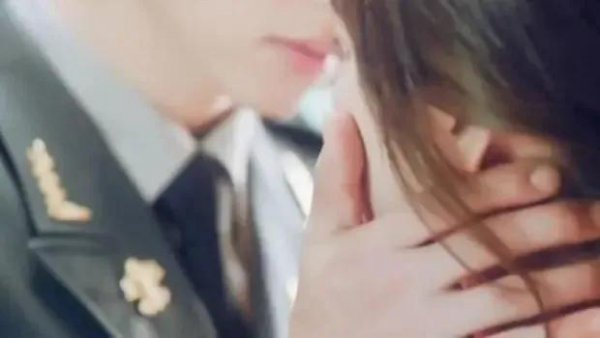 接吻时男生的手为什么不老实