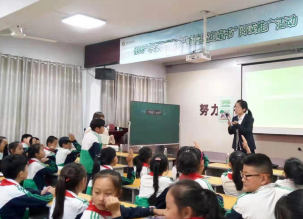 做小学教师年薪有十万吗