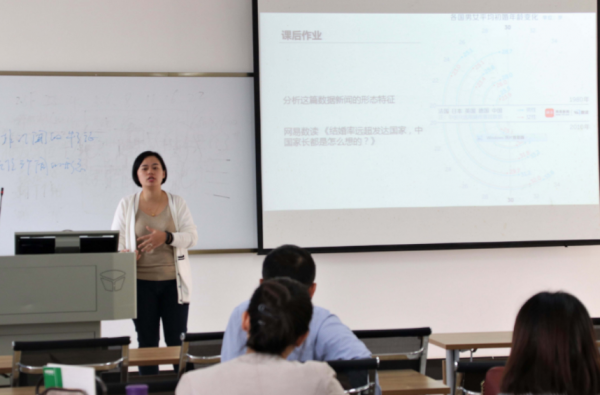 做小学教师年薪有十万吗