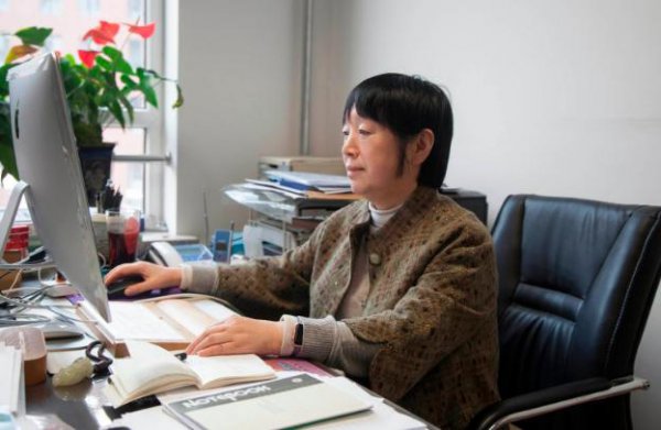 大学老师的工资每月多少钱