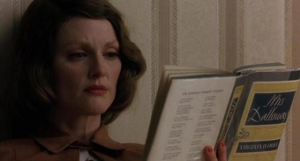 异性盯着你看的原因