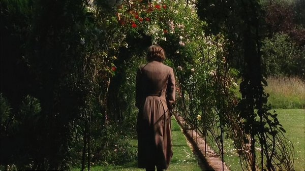 异性盯着你看的原因