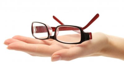 眼镜腿太松怎么调整 没有螺丝刀怎么调整眼镜腿松紧