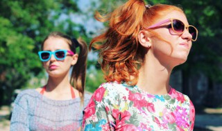 眼镜的颜色如何选择 眼镜的颜色的选择技巧