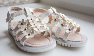 凉鞋发黄怎么清洗变白 凉鞋发黄如何处理