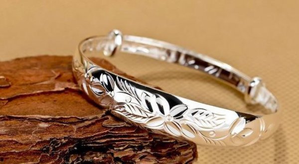 女士银镯子戴哪只手上好