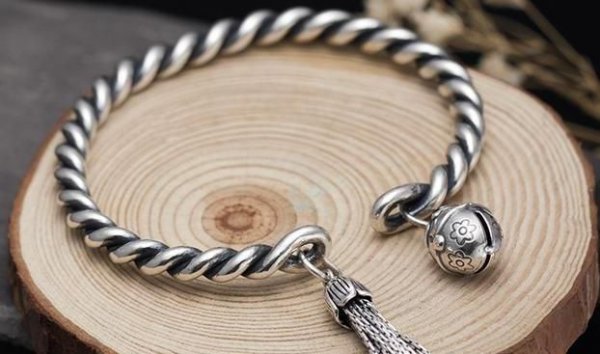 女士银镯子戴哪只手上好