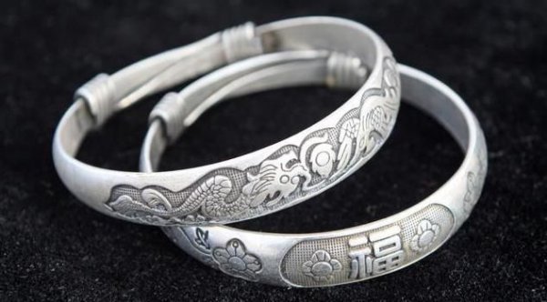 女士银镯子戴哪只手上好