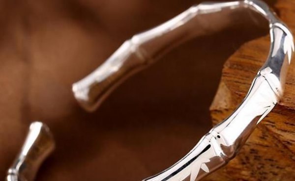 女士银镯子戴哪只手上好