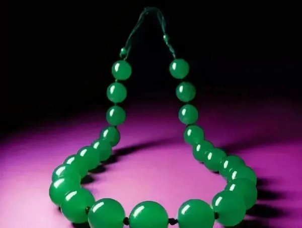 翡翠什么颜色是最贵最好的