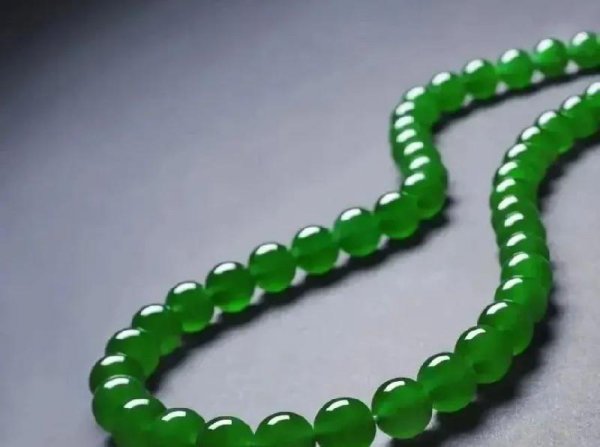 翡翠什么颜色是最贵最好的