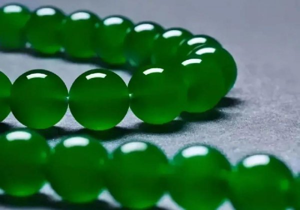 翡翠什么颜色是最贵最好的