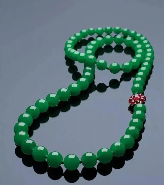 翡翠什么颜色是最贵最好的