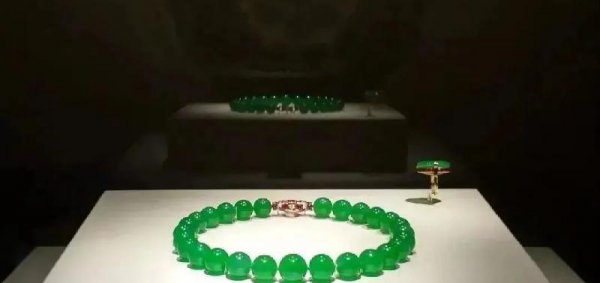 翡翠什么颜色是最贵最好的