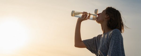 杯子外的标签如何彻底清除